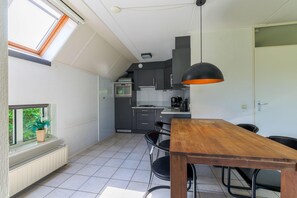 Micro-ondes, plaque de cuisson, lave-vaisselle, cafetière/bouilloire