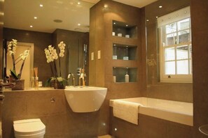 淋浴设施、吹风机、毛巾、肥皂