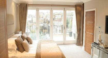 Modern Chelsea Townhouse (3/4 Bed, 3 bath, Air conditioned)