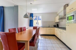Four à micro-ondes, surface de cuisson, lave-vaisselle