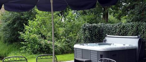 Bañera de hidromasaje al aire libre