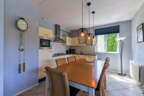 Micro-ondes, plaque de cuisson, lave-vaisselle, cafetière/bouilloire