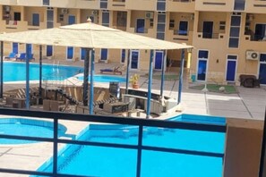 حمام سباحة