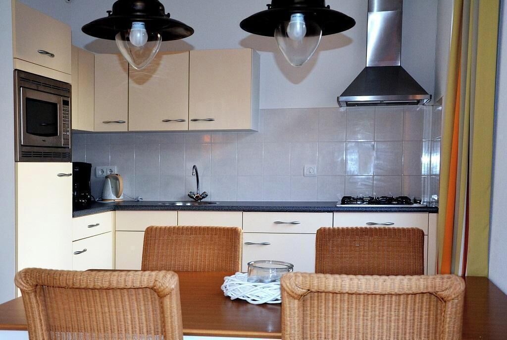 Micro-ondes, plaque de cuisson, lave-vaisselle, cafetière/bouilloire