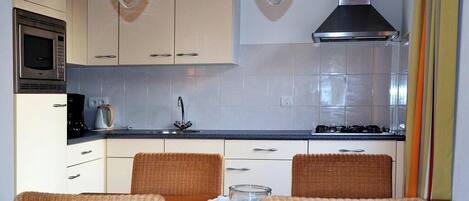 Mikroaaltouuni, liesi, astianpesukone, kahvin-/teenkeitin