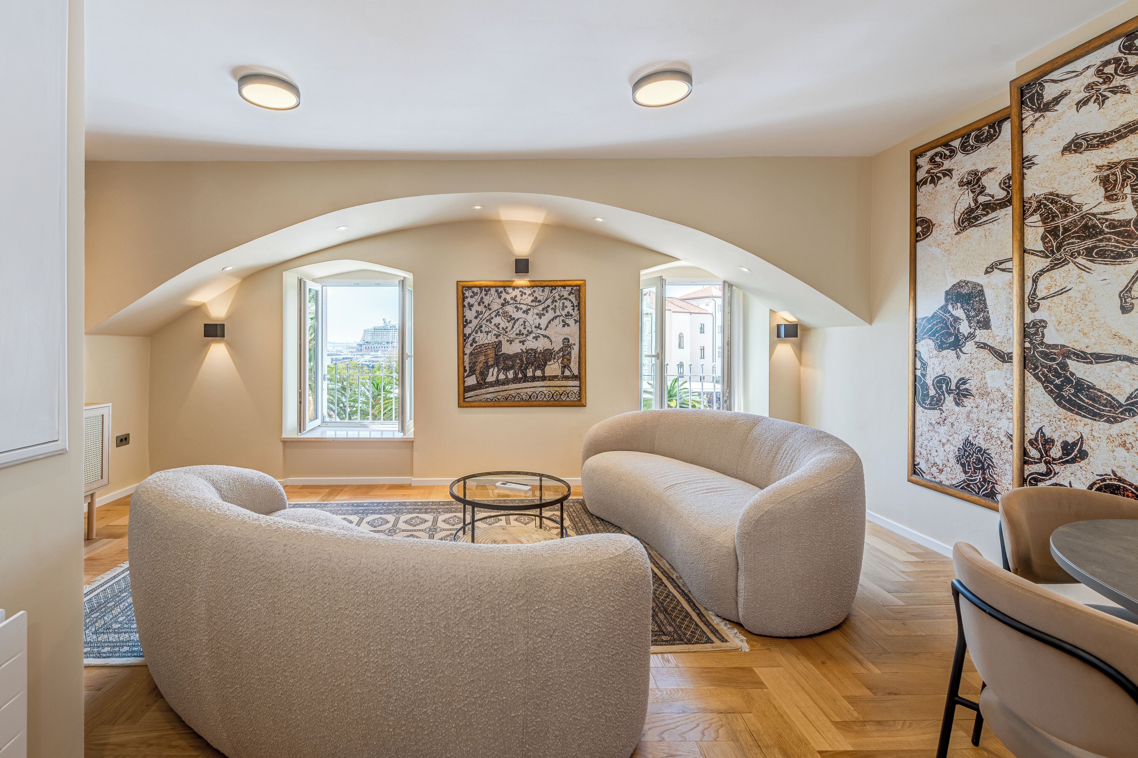 디럭스 콘도 | 거실 공간 | 위성 채널 시청이 가능한 120cm 평면 TV