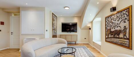 Deluxe Condo | Living area