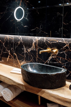Luxury Suite | Bathroom | Shower, hair dryer, towels, soap