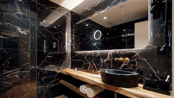 Luxury Suite | Bathroom | Shower, hair dryer, towels, soap