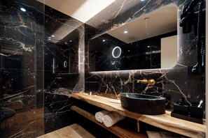 Luxury Suite | Bathroom
