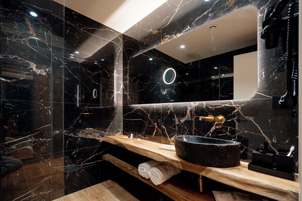 Luxury Suite | Bathroom | Shower, hair dryer, slippers, bidet - Ode Aristofanous - Urban Boutique Hotel (Athens)