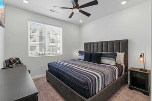 Bæjarhús - mörg rúm - heitur pottur - fjallasýn (Sunset Ridge) | Sérhannaðar innréttingar, sérvalin húsgögn, skrifborð