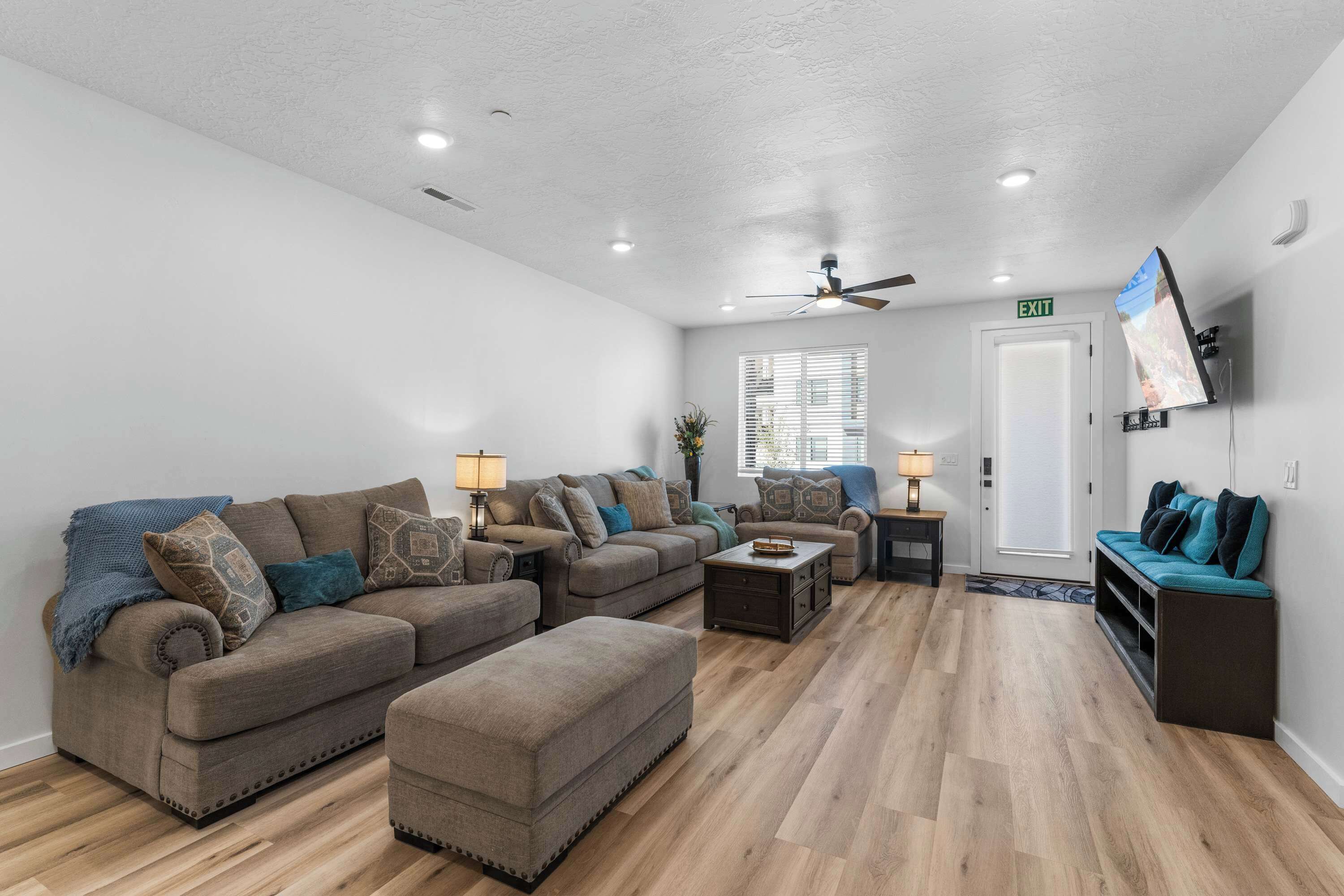 Townhouse, flere senger, spabadekar, fjellutsikt (Sunset Ridge) | Oppholdsområde | En 42-tommers Flatskjerm-TV med digitale kanaler