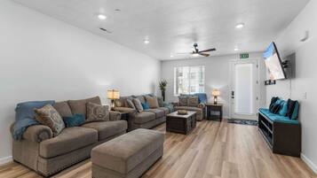 Maison mitoyenne, plusieurs lits, bain à remous, vue montagne (Sunset Ridge) | Coin séjour | Télévision à écran plat de 42 pouces avec chaßnes numériques