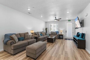 Casa adosada, varias camas, bañera de hidromasaje, vistas a la montaña (Sunset Ridge) | Zona de estar | Televisión de pantalla plana de 42 pulgadas con canales digitales