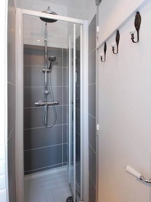 Haartrockner, Handtücher, Seife, Toilettenpapier