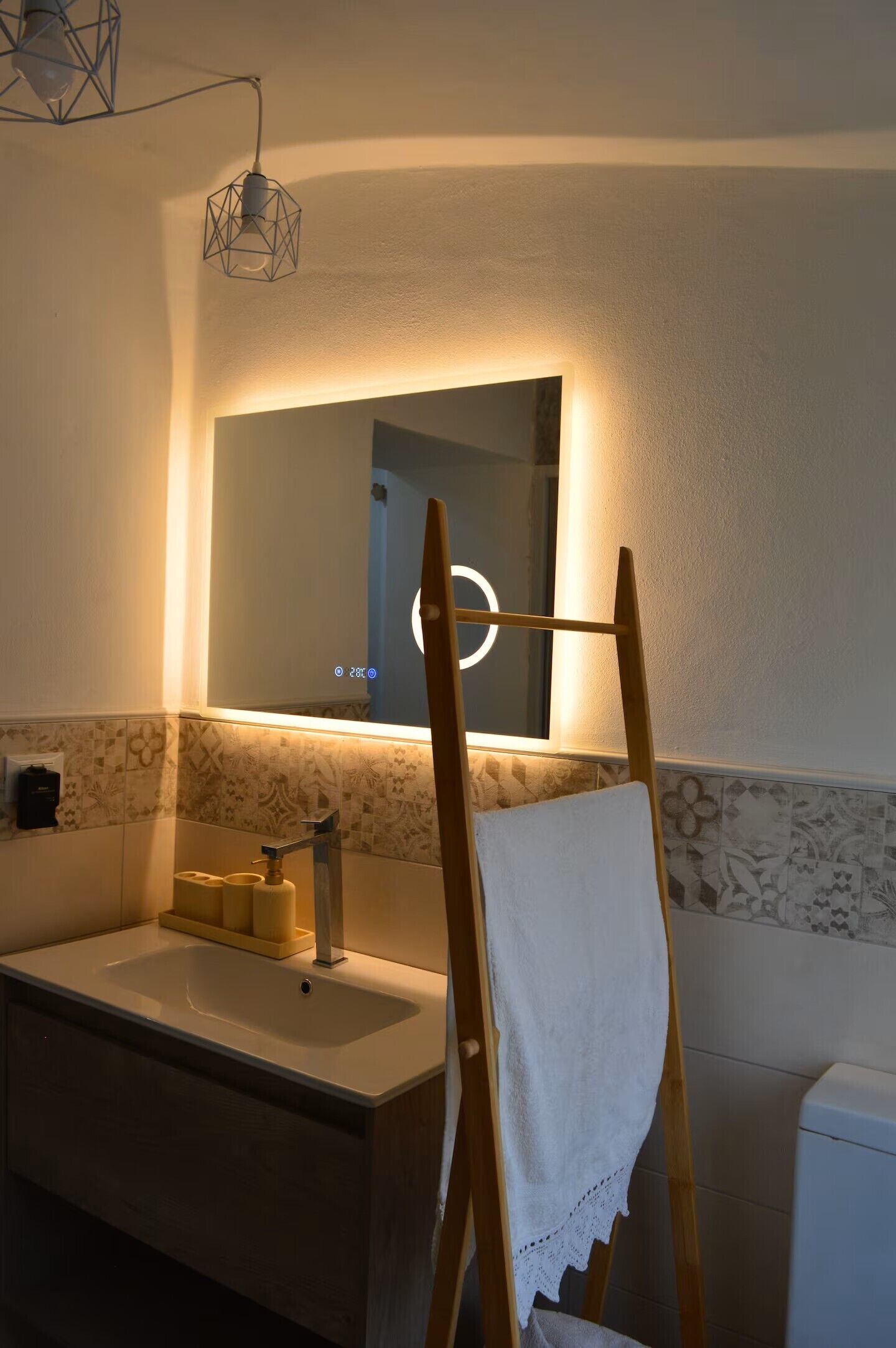 Ducha, secador de pelo, bidé y toallas