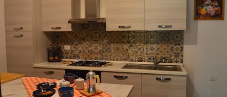 Frigorifero, microonde, forno, piano cottura