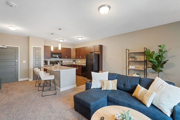 Apartment - West Des Moines- Garage Gym Pool Jordan Creek (West Des Moines)