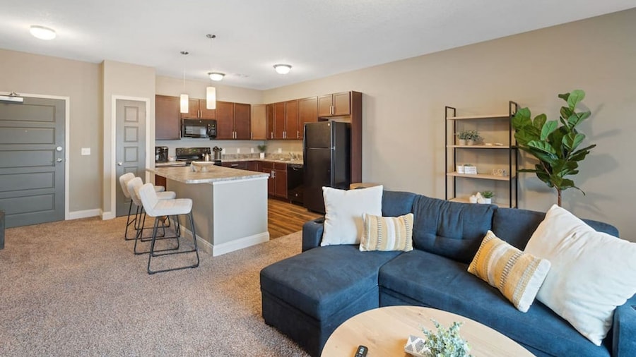 West Des Moines- Garage Gym Pool Jordan Creek