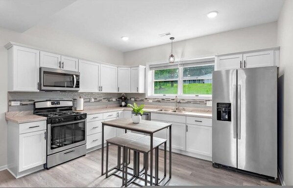 House - King bed Crystal Lake Mchenry Cary Cozy (Cary)