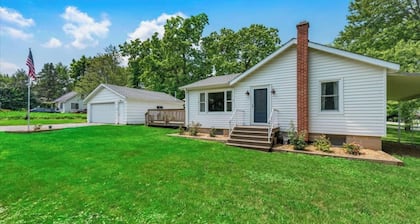Steps to the Lake- Cozy 2 Bedroom Retreat
