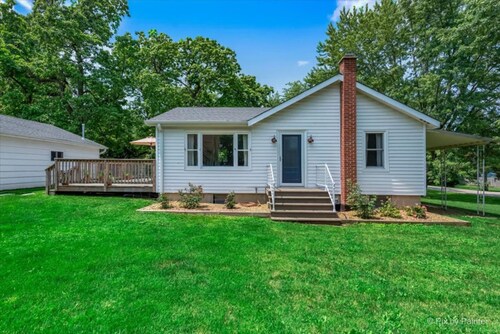 Steps to the Lake- Cozy 2 Bedroom Retreat