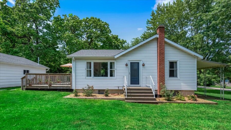 Steps to the Lake- Cozy 2 Bedroom Retreat