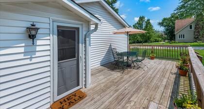 Steps to the Lake- Cozy 2 Bedroom Retreat