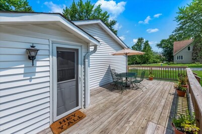 Steps to the Lake- Cozy 2 Bedroom Retreat