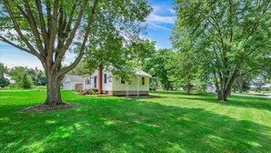 House - Steps to the Lake- Cozy 2 Bedroom Retreat (Bristol)