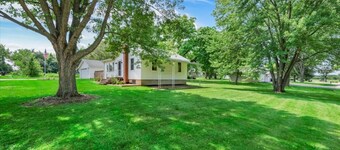 Steps to the Lake- Cozy 2 Bedroom Retreat