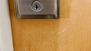 Ein Schlage-Schlüsselpad an einer Holztür.