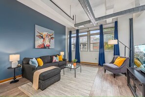 Apartment | 1 bedroom - King Bed Great Location (Mission)