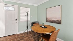 House, Smoking | 1 bedroom - Cozy Modern Space Walk to TWU King bed Sleeps 4 (Denton)