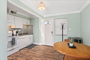 Apartment | 1 bedroom - Cozy Modern Space Walk to TWU King bed Sleeps 4 (Denton)