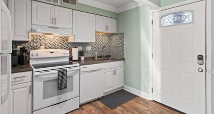 Cozy Modern Space Walk to TWU King bed Sleeps 4