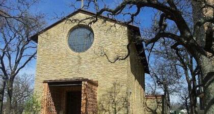 Cozy Modern Space Walk to TWU King bed Sleeps 4