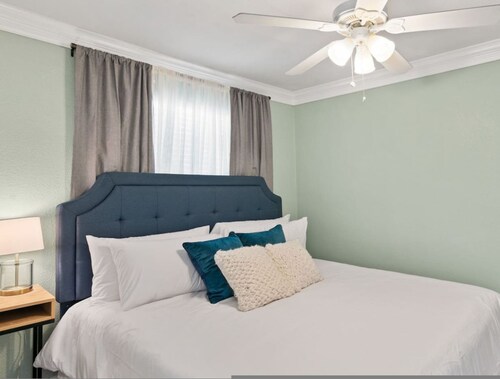 Cozy Modern Space Walk to TWU King bed Sleeps 4