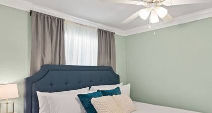 Cozy Modern Space Walk to TWU King bed Sleeps 4
