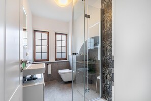 Shower, hair dryer, towels - Apartment 'Werner-Senger-Haus 1' with Shared Terrace and Wi-Fi (Limburg an der Lahn)
