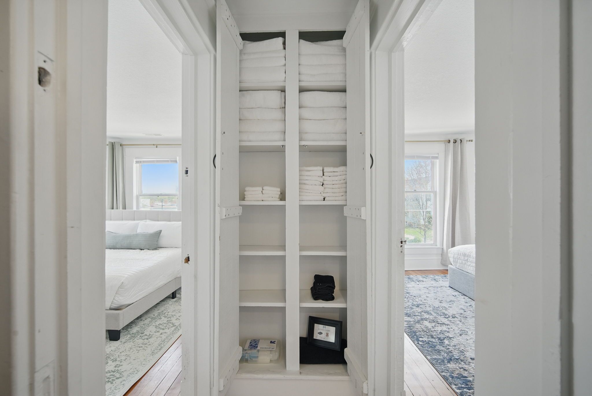 4 makuuhuonetta, työpöytä, silitysrauta/-lauta, vauvan matkasänky