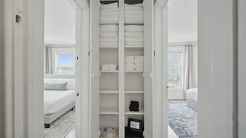 4 bedrooms, desk, iron/ironing board, travel crib