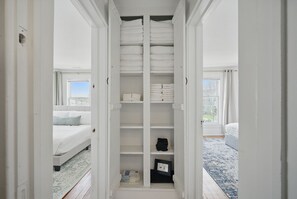 4 chambres, bureau, fer et planche à repasser, lit parapluie