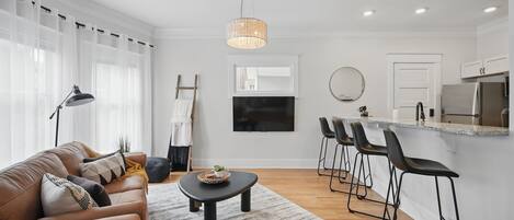 Een smart-tv, tafelvoetbal, een tafeltennistafel en een kantoor