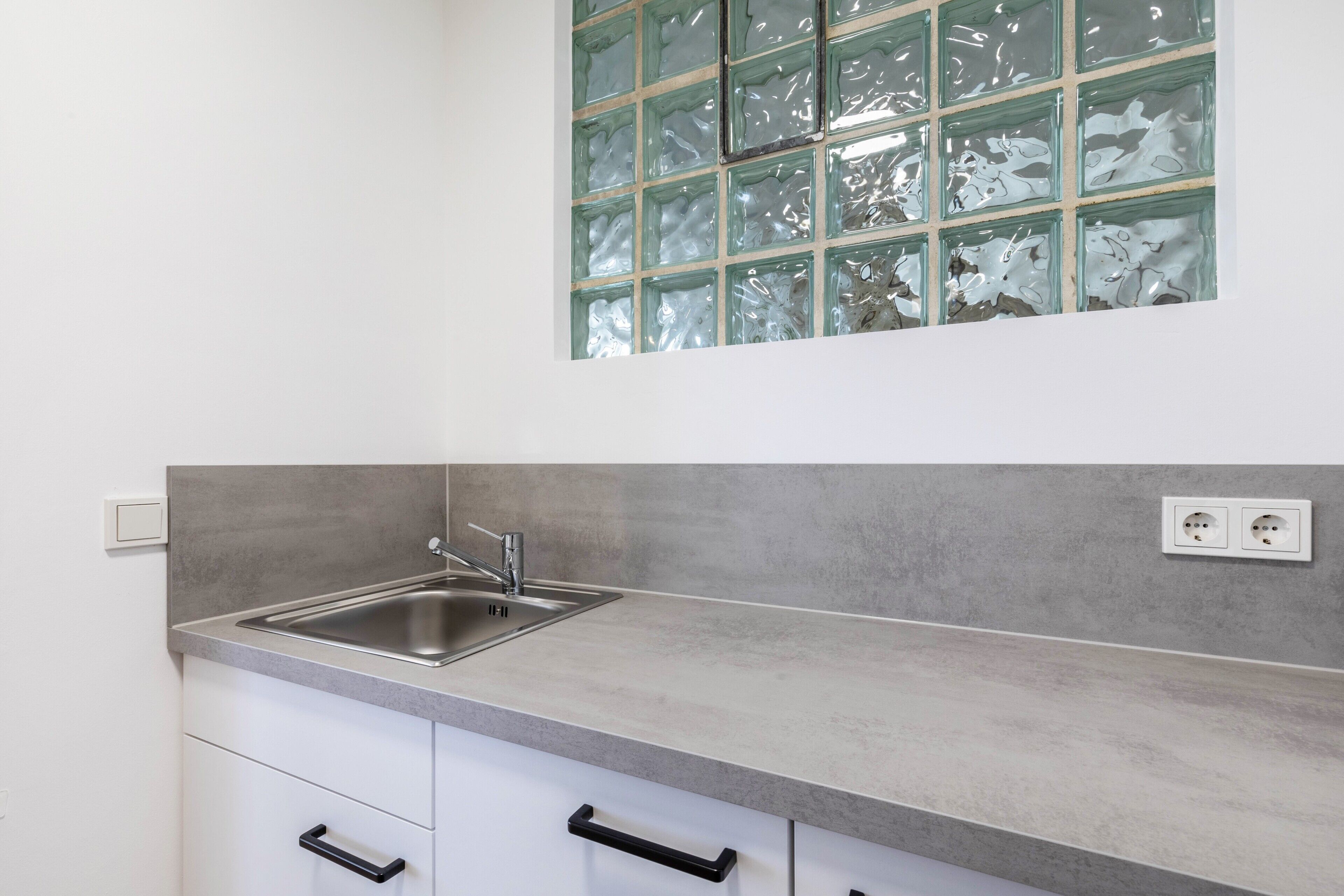 Kühlschrank, Herdplatte, Wasserkocher mit Kaffee-/Teezubehör