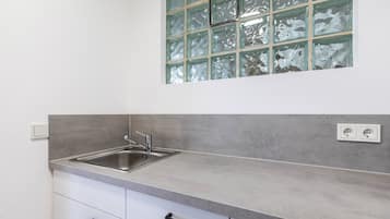 Kühlschrank, Herdplatte, Wasserkocher mit Kaffee-/Teezubehör