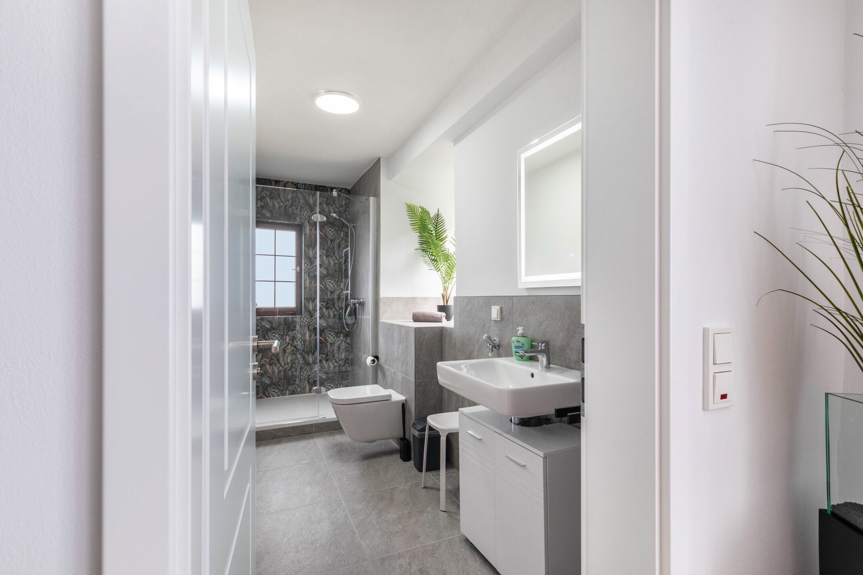 Een douche, een haardroger, handdoeken