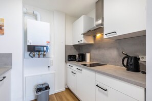 Jääkaappi, liesi, kahvin-/teenkeitin, vedenkeitin