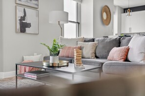 Smart-TV, Bücher, Stereoanlage, Arbeitsbereiche